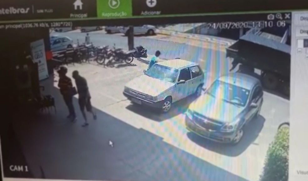Momento do furto foi registrado por câmera de segurança — Foto: Reprodução/Polícia Militar