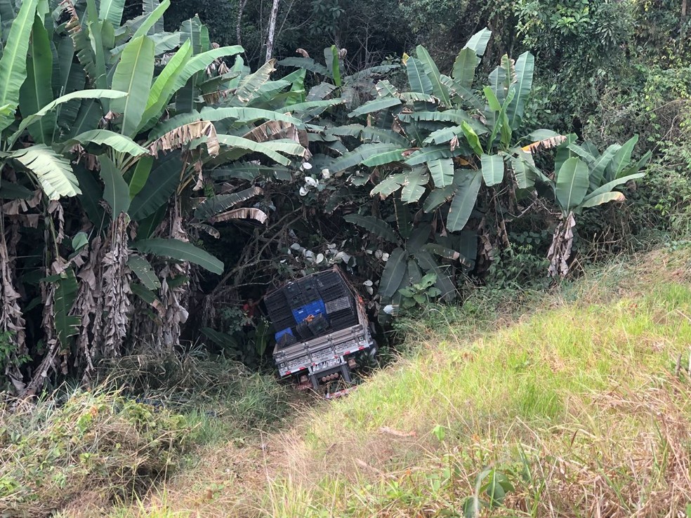 Caminhão caiu da ribanceira após ser atingido pelo carro (Foto: Enzio Nazaré/Arquivo Pessoal)