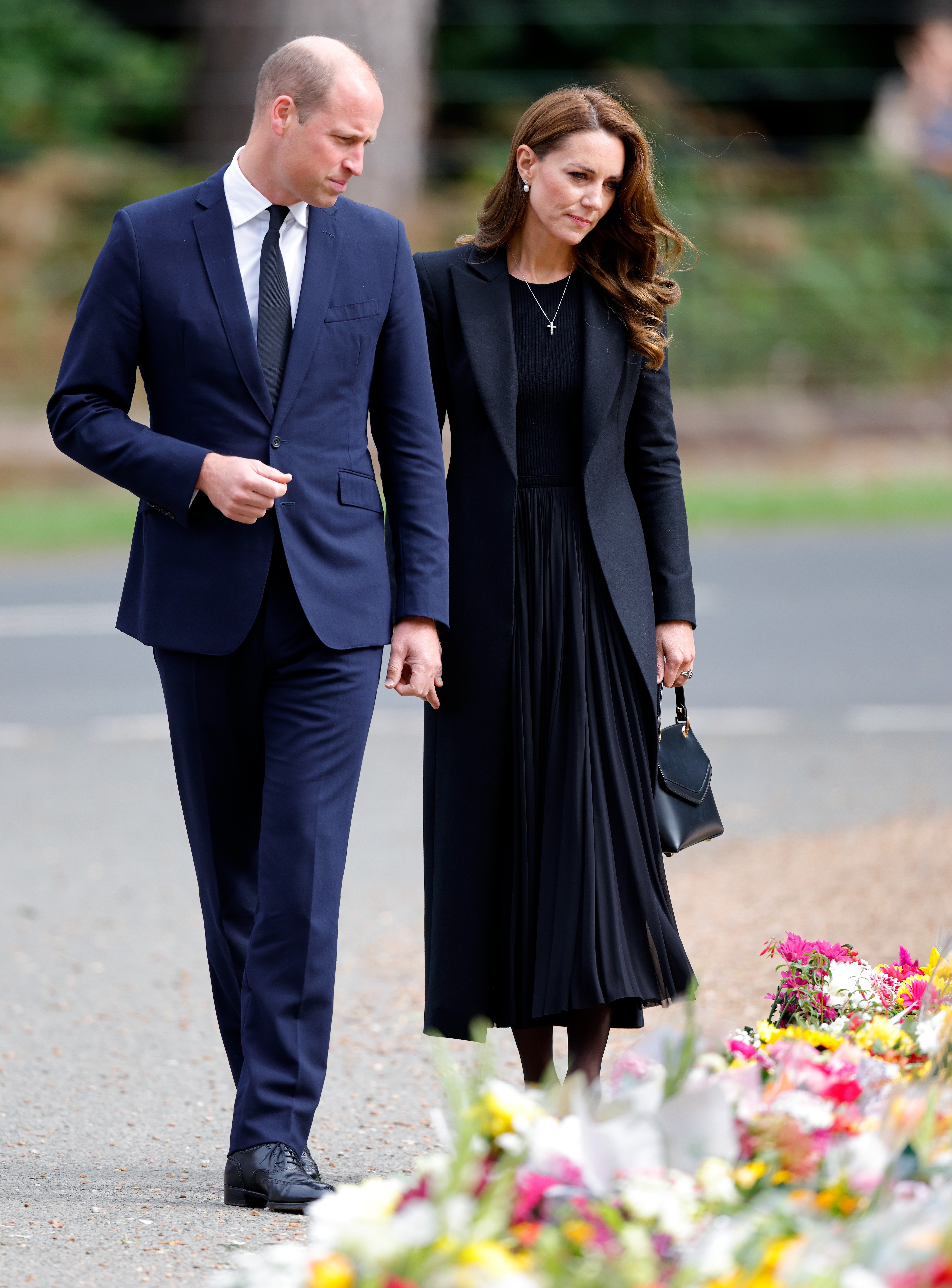 SANDRINGHAM, NORFOLK - SEPTEMBER 15: (EMBARGOED FOR PUBLICATION IN UK NEWSPAPERS UNTIL 24 HOURS AFTER CREATE DATE AND TIME) Prince William, Prince of Wales and Catherine, Princess of Wales view floral tributes left at the entrance to Sandringham House, th (Foto: Getty Images)