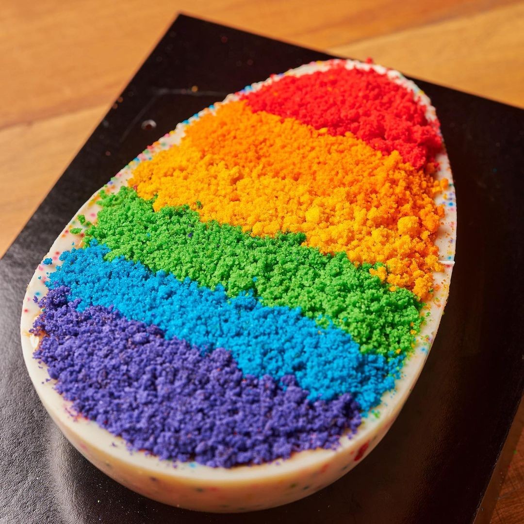 Ovo rainbow do DarkCoffee: (casca de chocolate branco com miçangas coloridas, massa de pão de ló com corante e doce de leite  (Foto: Divulgação )