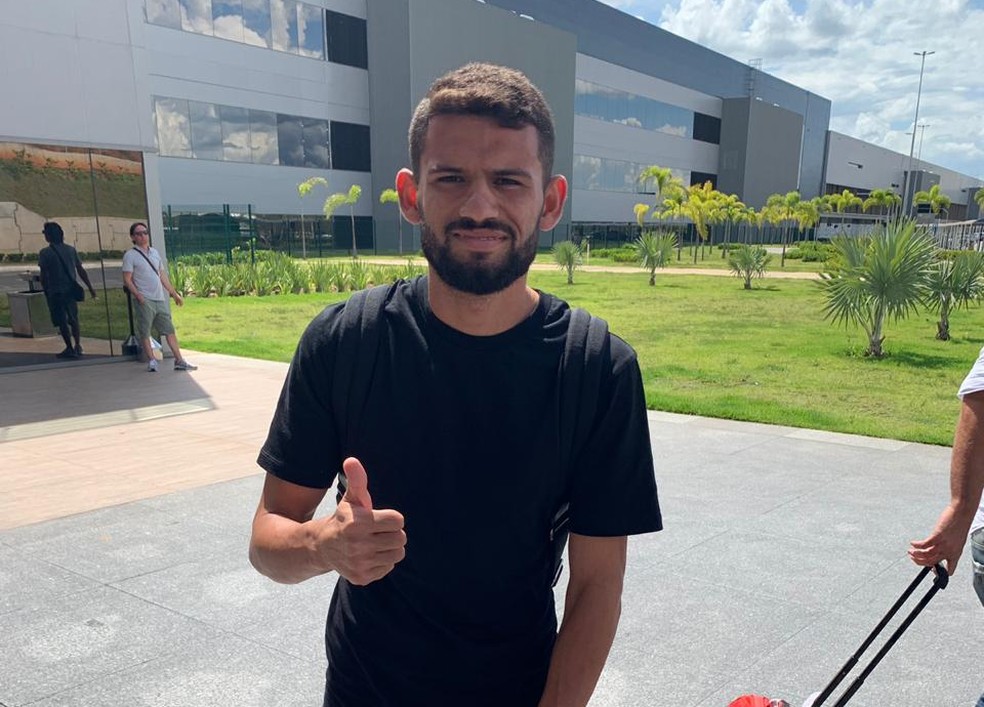 Jadson chega a Belo Horizonte para assinar com o Cruzeiro â€” Foto: VinÃ­cius EulÃ¡lio
