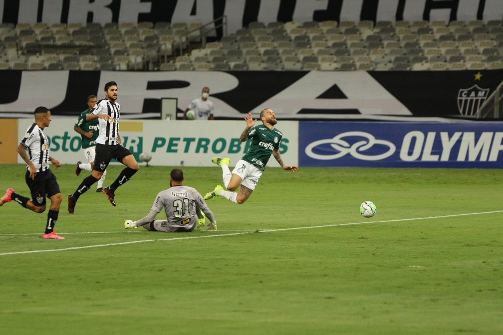Lucas Lima reclama de arbitragem em derrota do Palmeiras: 