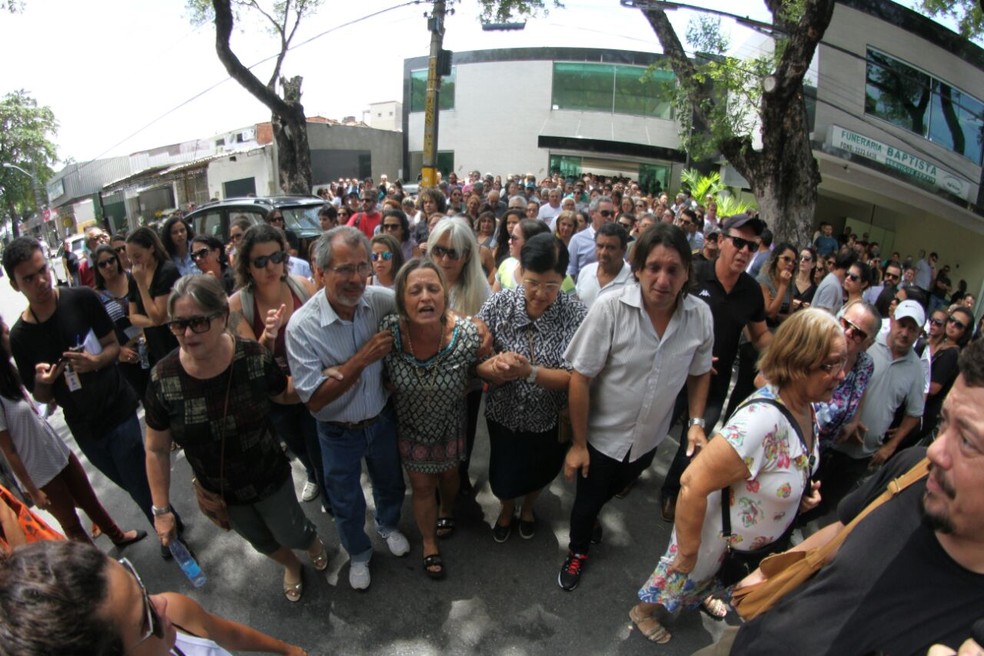 Os pais de Tássia, ao centro, choram a morte da filha durante enterro no Recife (Foto: Marlon Costa/Pernambuco Press)