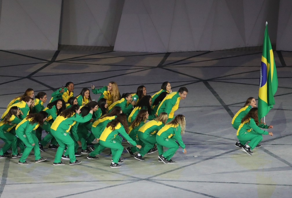 Brasileiros fazem a "hola" durante o desfile na Cerimônia de Abertura  — Foto: Sergio Moraes/Reuters