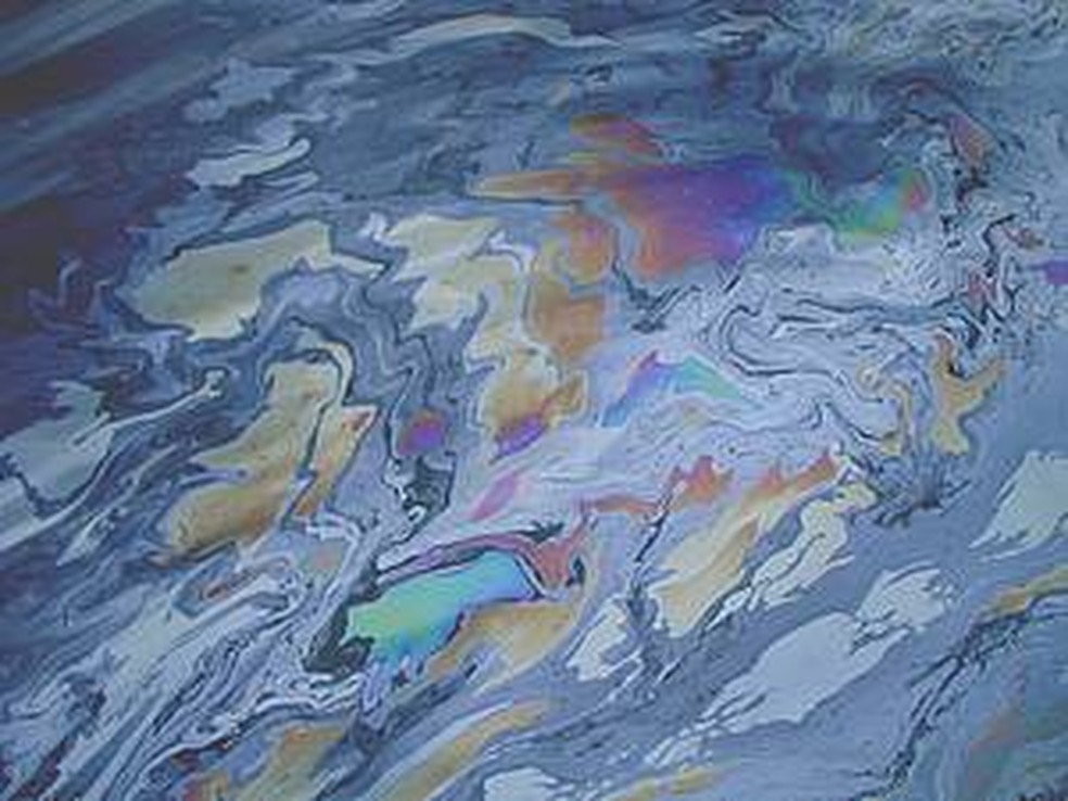 Mancha de óleo leve forma filme translúcido na superfície do oceano — Foto: Reprodução/ITOPF