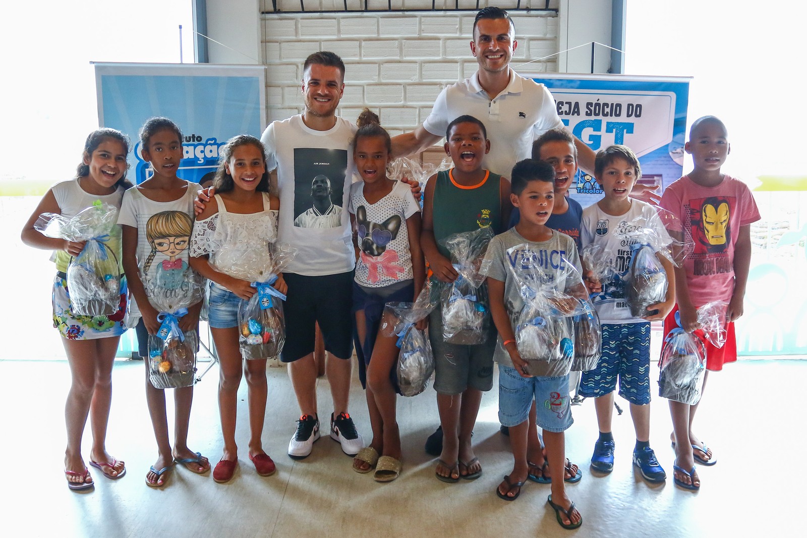 Grohe e Ramiro fazem ação beneficente de Páscoa com crianças gremistas