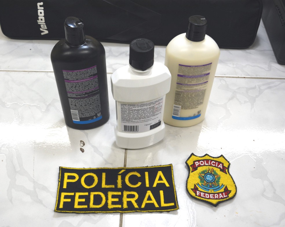 Droga ela levada pela mulher dentro de recipientes de produtos de higiene pessoal (Foto: Divulgação/Polícia Federal)