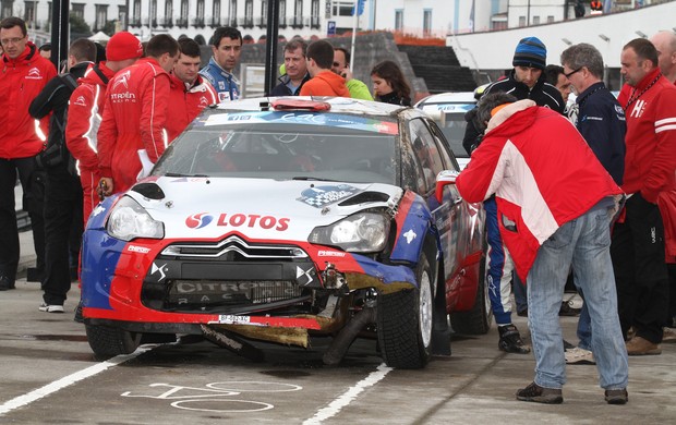 Carro de Robert Kubica danificado após capotamento no Rally dos Açores (Foto: Divulgação)