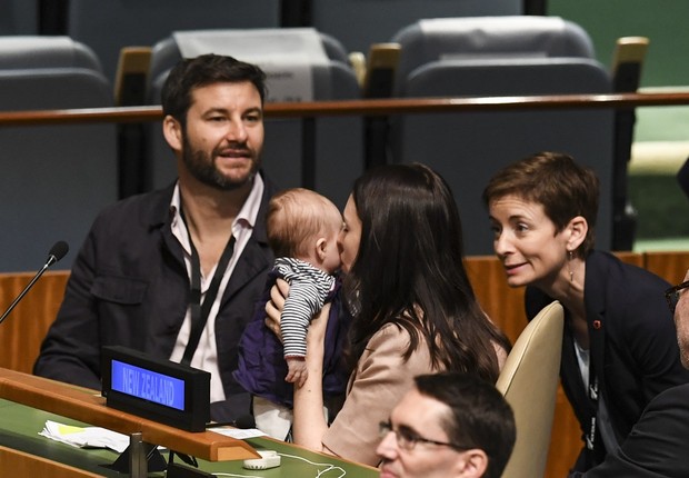 Primeira-ministra da Nova Zelândia, seu marido e a filha de três meses na Assembleia Geral da ONU (Foto: DON EMMERT/AFP/Getty Images)