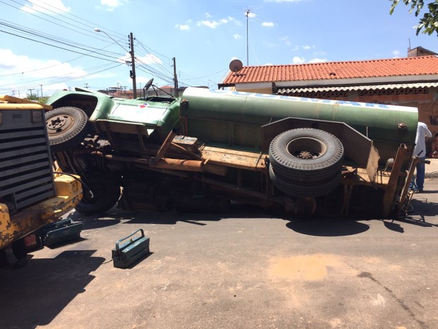 Uma das rodas do caminhão foi engolida pela cratera (Foto: Adriano Micheleti/Arquivo Pessoal)