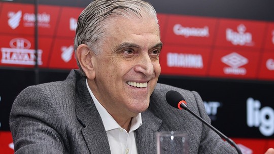 Petraglia diz que Santos quebrou, detona clubes e exalta projeto do Furacão