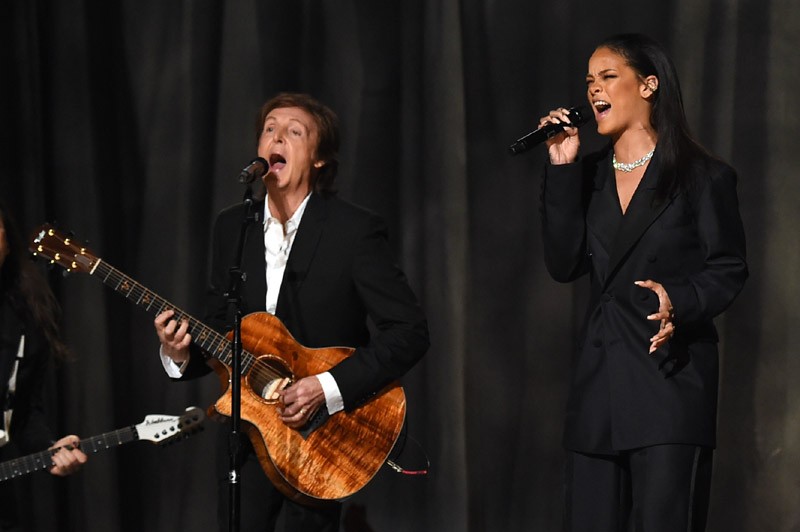 Em versão grifada do look masculino, com costume da Maison Margiela para apresentação no Grammy de 2014 ao lado de Paul McCartney (Foto: Getty Images)