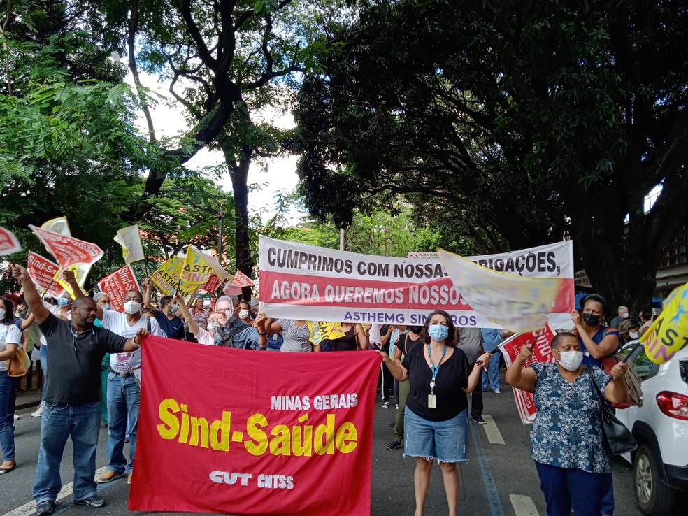 Servidores da saúde protestam em frente ao Hospital João XXIII, em Belo Horizonte — Foto: Lyvia Prais/ Divulgação