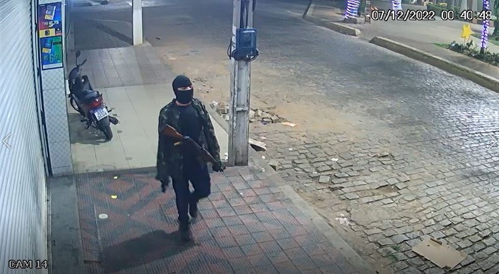 Criminoso caminhando armado pela rua de Ipu antes do ataque ao banco. — Foto: Reprodução