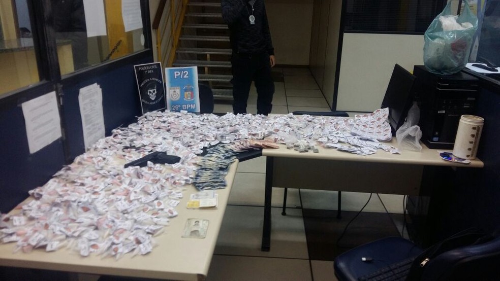 Polícia apreendeu 852 pinos de cocaína que estavam enterrados em Petrópolis (Foto: Polícia Civil | Divulgação)