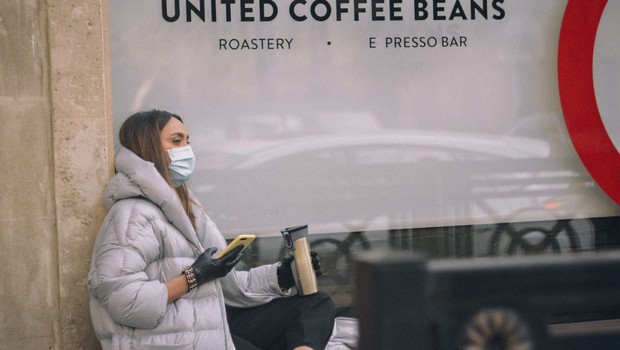 mulher com frio, mascara, casaco, frio, temperatura,  (Foto: Unsplash)