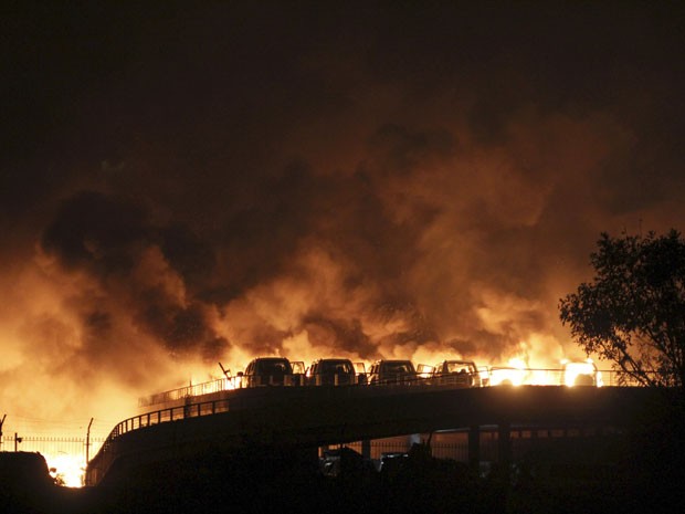 Veículos pegaram fogo próximo ao local da explosão em Taijian, na China  (Foto: REUTERS/Stringer)