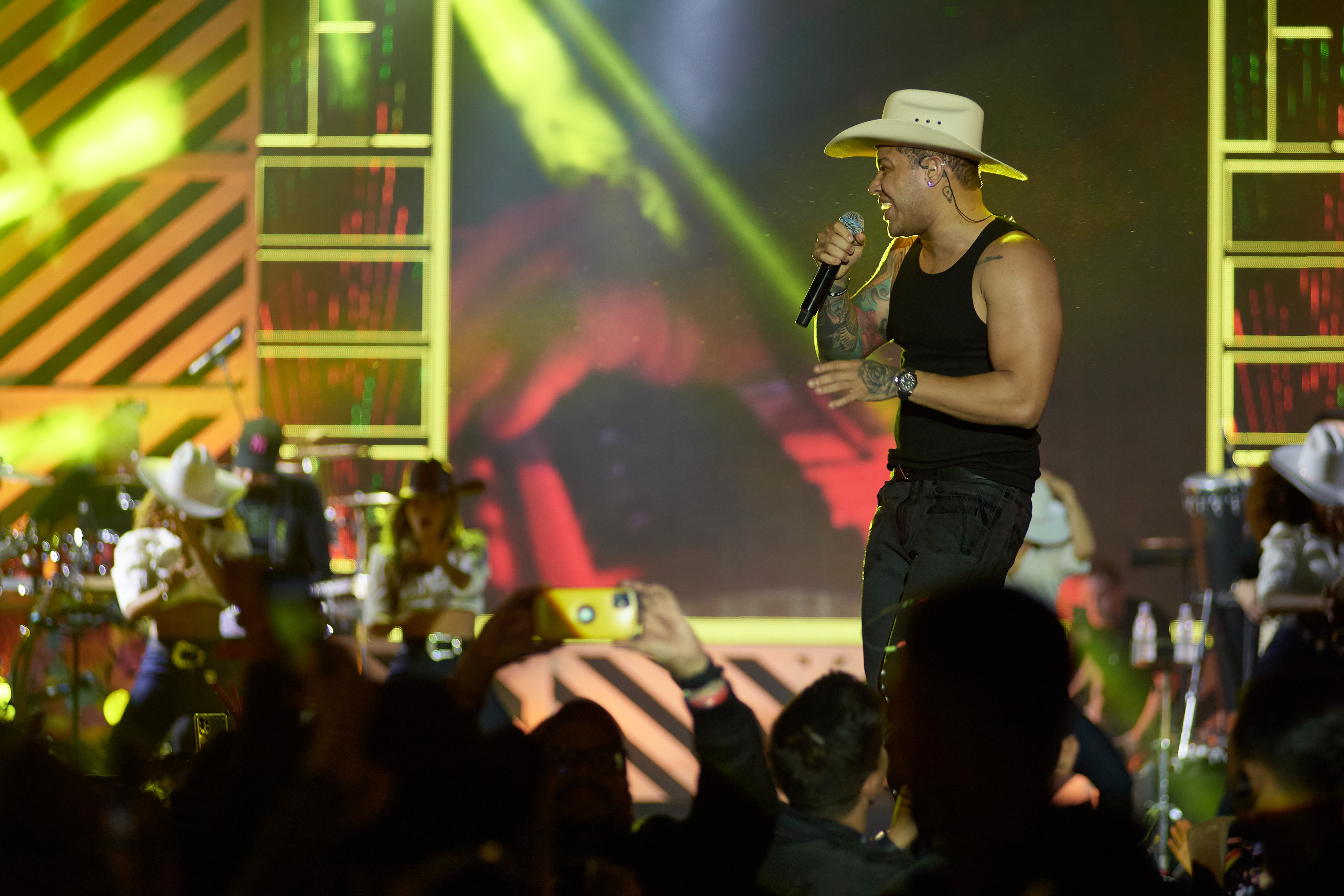 Hitmaker, Tierry diz que processo de composição é 'mediúnico' e que pensa primeiro no refrão 