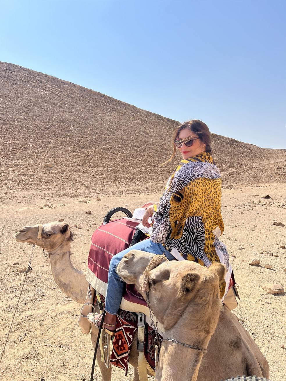 Tradição: montar a camelo é a opção de locomoção mais antiga nos desertos sagrados — Foto: Divulgação