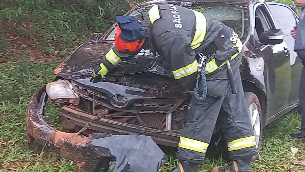 Acidente de trânsito deixou dois homens feridos na Rodovia Engenheiro Byron de Azevedo Nogueira (SPA-127/563), em Ouro Verde (SP) — Foto: Marcos Maia
