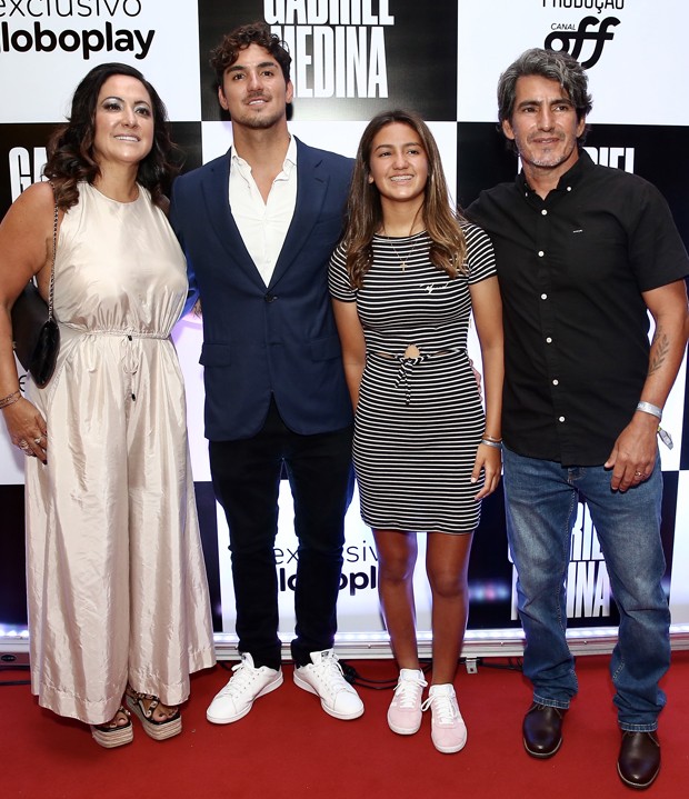 Gabriel Medina com a mãe, Simone, a irmã, Sophia, e o padrasto, Charles (Foto: Manuela Scarpa/Brazil News)