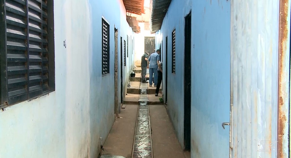 Corpos foram encontrados apÃ³s vizinhos sentirem o mau cheiro que vinha de uma das casas â€” Foto: ReproduÃ§Ã£o/TV Mirante