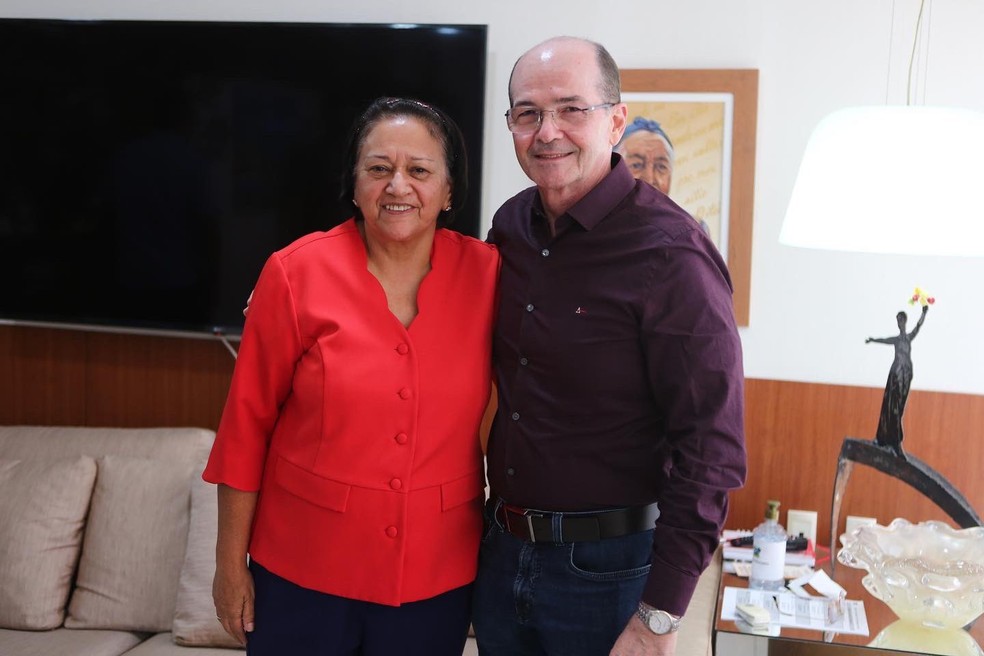 Fátima Bezerra e o secretário Gustavo Coelho, de infraestrutura — Foto: Sandro Menezes