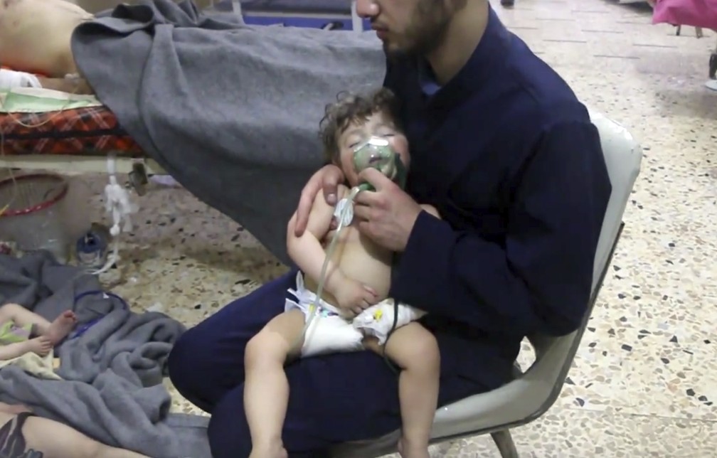 CrianÃ§a Ã© atendida apÃ³s ataque na SÃ­ria. (Foto: Syrian Civil Defense White Helmets/AP)