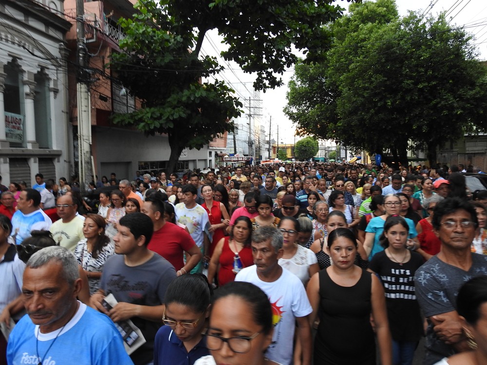 Devotos percorreram cerca de 4 km em prece e agradecimento (Foto: Ive Rylo/ G1 AM)