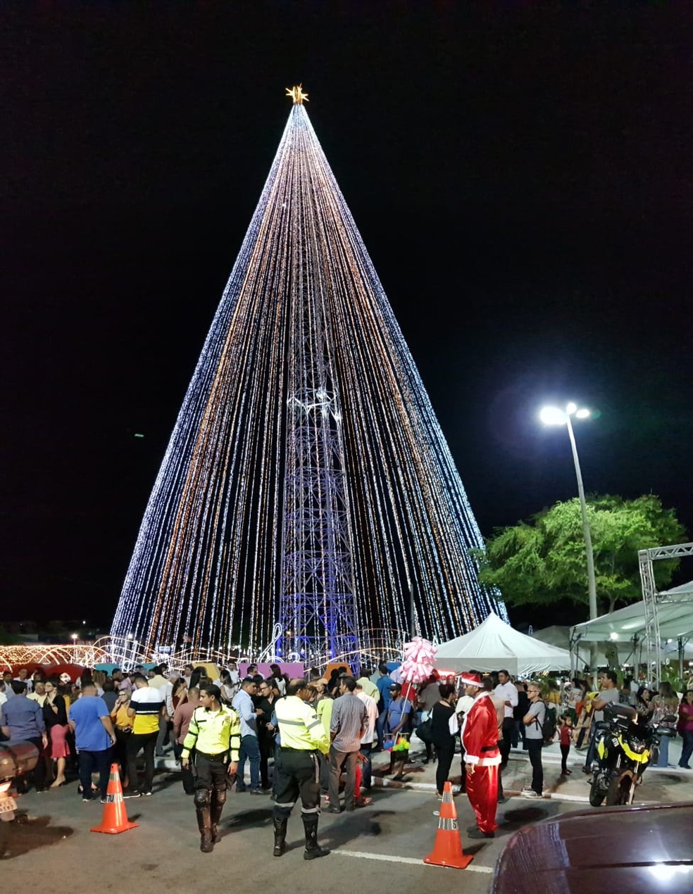 Com 110 metros, Árvore de Mirassol é acesa em Natal — Foto: Rafael Fernandes/Inter TV Cabugi