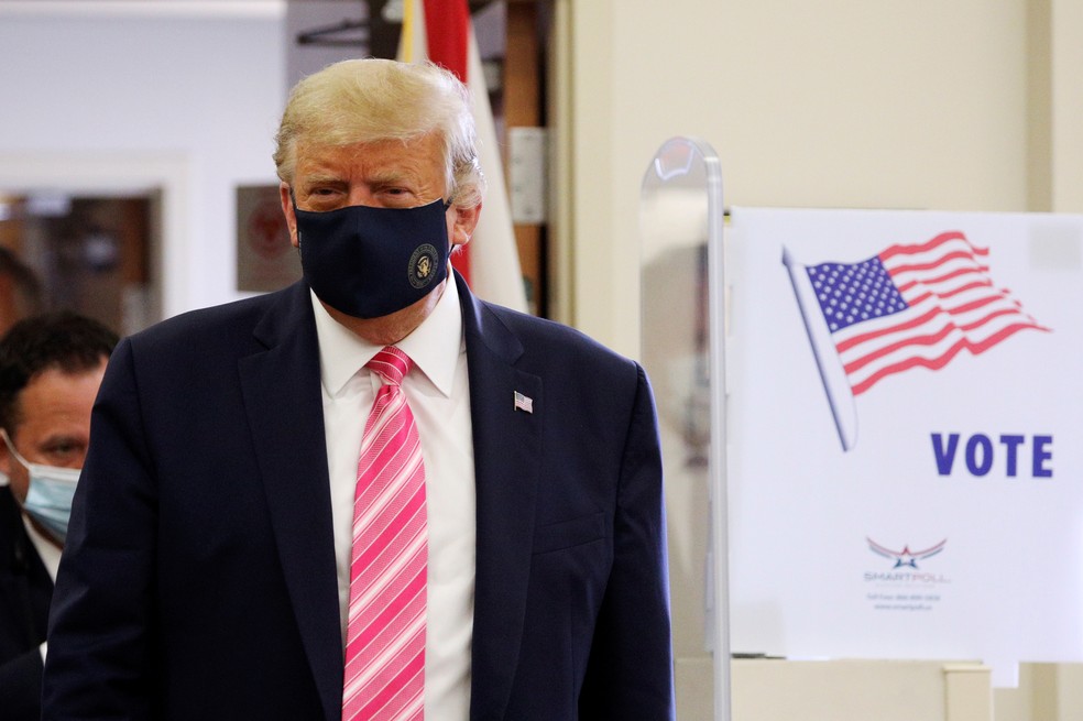 Usando máscara, Donald Trump deixa local de votação na Flórida, neste sábado (24) — Foto: Tom Brenner/Reuters