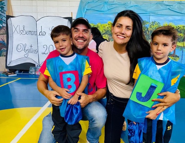 Mariana Felício e Daniel Saullo com os filhos gêmeos  (Foto: Reprodução/Instagram )