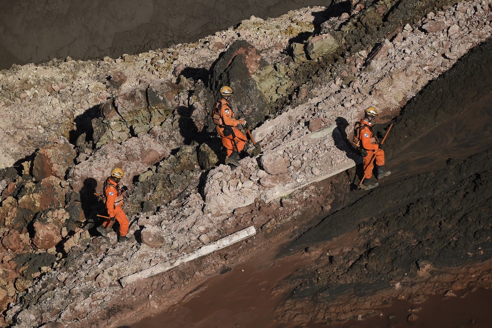 Bombeiros procuram por corpos na regiÃ£o do CÃ³rrego do FeijÃ£o em Brumadinho, dois dias depois do rompimento da barragem da Vale em Brumadinho. â€” Foto: Douglas Magno/AFP