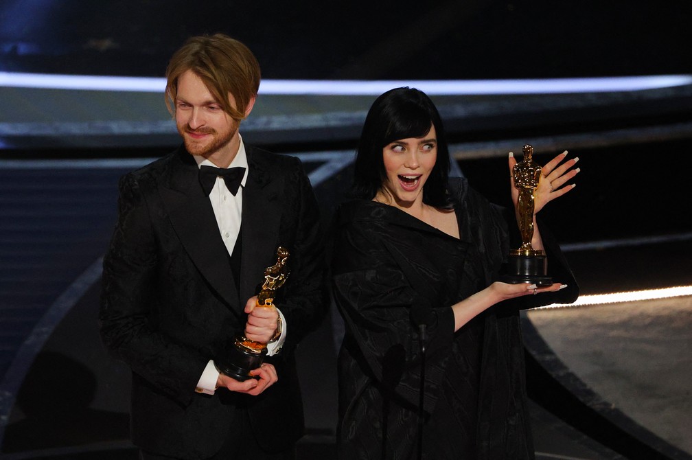 Finneas O'Connell e Billie Eilish ganham o Oscar de melhor canção original — Foto: Brian Snyder/Reuters