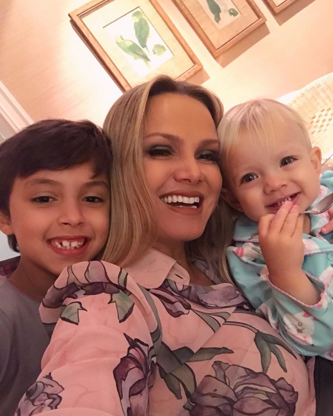 Eliana e os filhos Arthur e Manuella (Foto: Reprodução/Instagram)