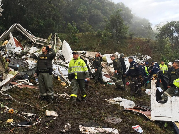 Equipes de resgate trabalham nos destroços do avião que transportava a delegação da Chapecoense para a Colômbia e caiu perto de Medelín (Foto: Colombia National Police/via AP)