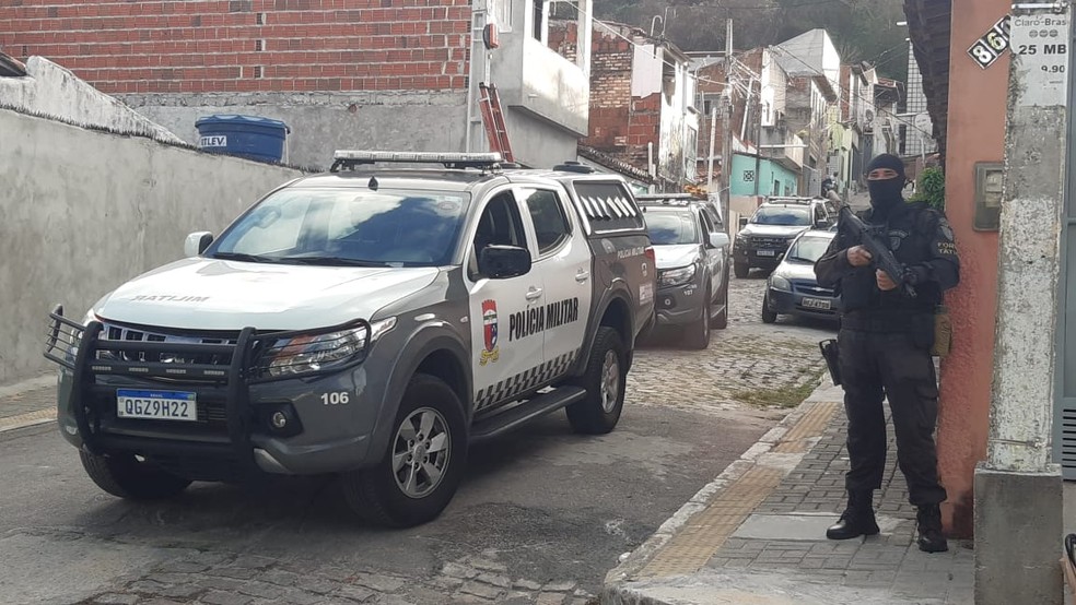 Polícia Militar realiza operação no bairro de Mãe Luiza, em Natal — Foto: Sérgio Henrique Santos/Inter TV Cabugi