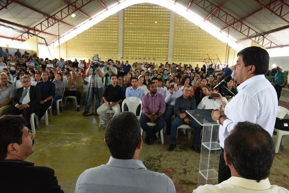 Ministro também realizou entrega simbólica de livros para as escolas atingidas pelas chuvas em Palmares e Ribeirão (Foto: Divulgação/Assessoria )