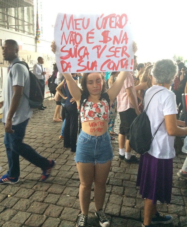 Manifestantes levaram cartazes que pediam a saída do presidente da Câmara, Eduardo Cunha (Foto: Amauri Arrais / Marie Claire)