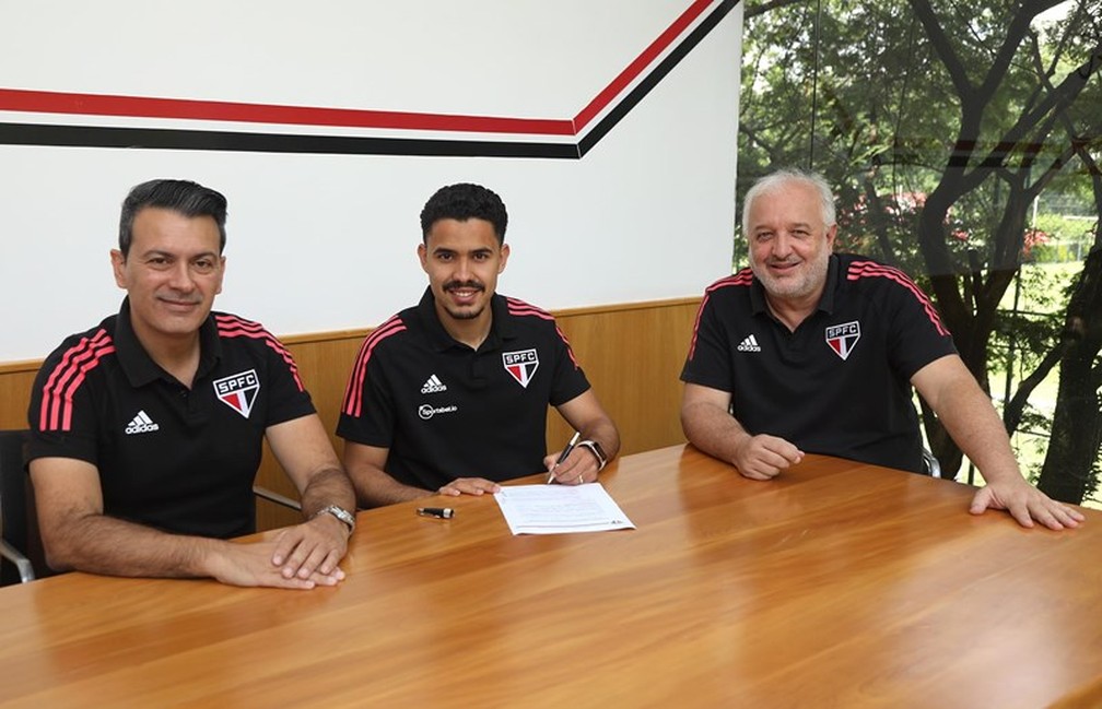 André Anderson assina com o São Paulo — Foto:  Rubens Chiri / saopaulofc.net