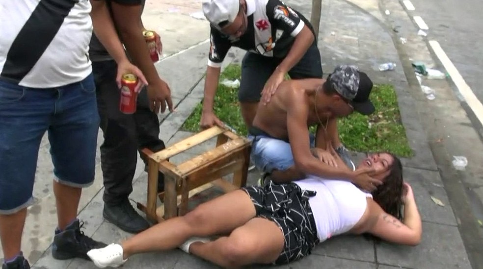 Torcedora caída no chão após confusão no Maracanã — Foto: Reprodução/TV Globo