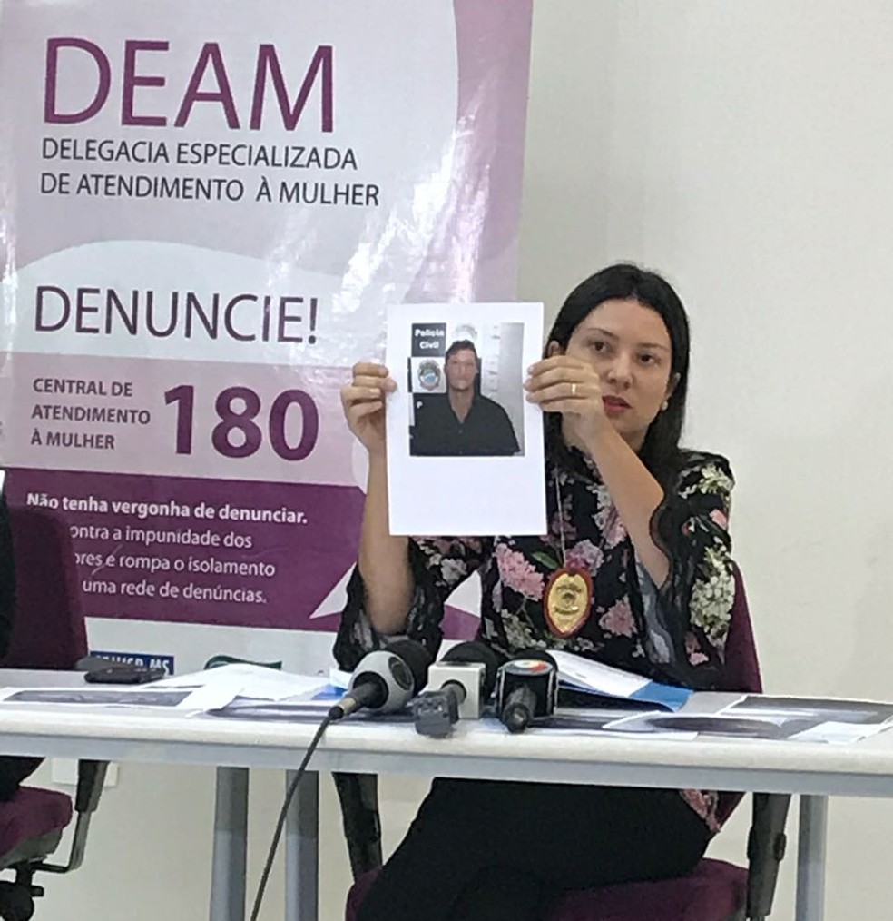 Delegada mostra foto do rapaz que confessou ter matado adolescente em MS (Foto: ClÃ¡udia Gaigher/TV Morena)