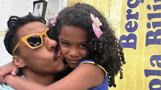 Após críticas à paternidade depois de anunciar separação, Luis Navarro posa com a filha, Kali