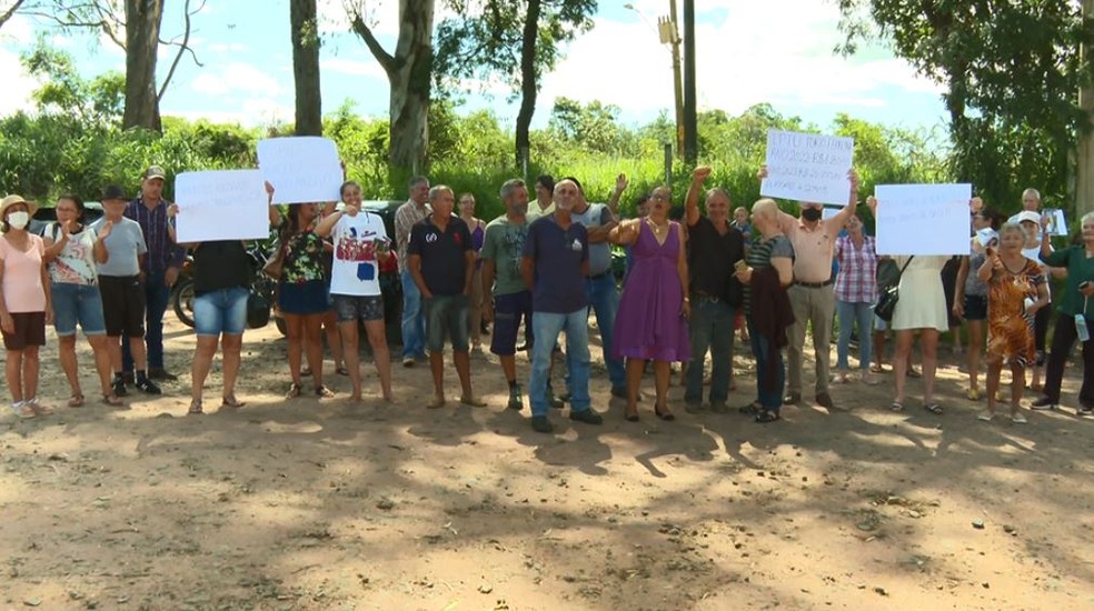 Moradores protestam por conta do aumento do IPTU em Porto Ferreira — Foto: Nilson Porcel/EPTV