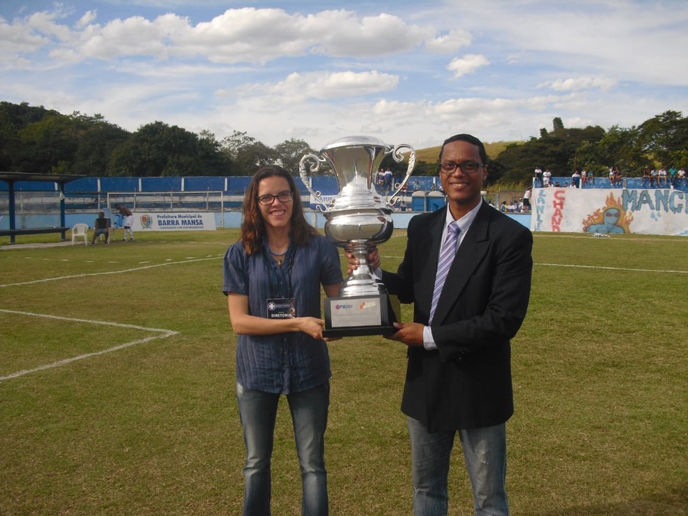 Ao lado da esposa, Ana Luíza, Sidnei exibe o troféu da Série B de 2014, conquistado com o Barra Mansa — Foto: Arquivo Pessoal