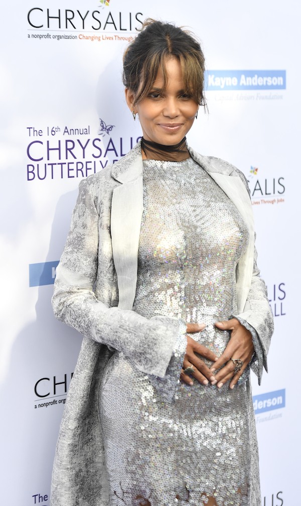 A foto polêmica na qual Halle Berry levantou suspeitas sobre uma suposta gravidez (Foto: Getty Images)