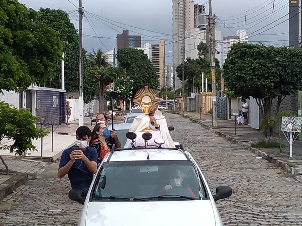 Passagem do Santíssimo ganha as ruas de Ponta Negra, em Natal, durante quarentena pelo coronavírus  — Foto: Marcos Figueiredo
