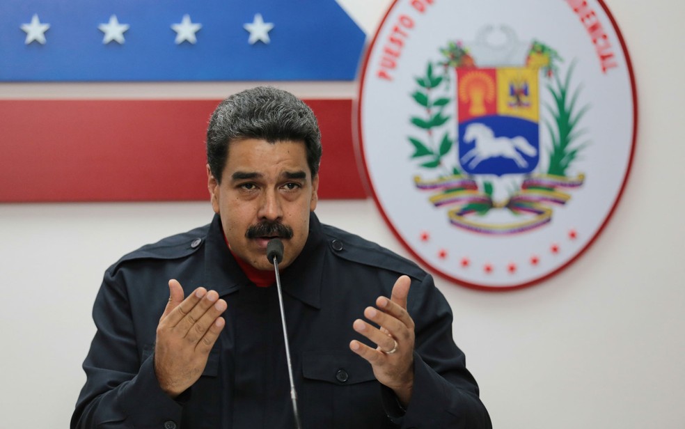O presidente venezuelano Nicolás Maduro fala durante reunião com membros do governo no Palácio Miraflores no domingo (15), onde o grupo acompanhou as eleições regionais do país (Foto: Miraflores Palace/Handout via Reuters)