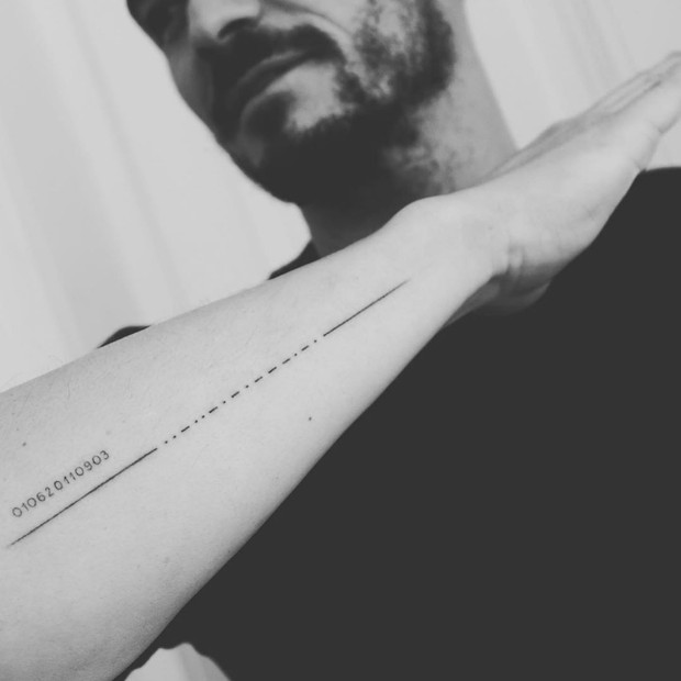 Orlando Bloom e sua tatuagem em Código Morse para o filho (Foto: Reprodução Instagram)