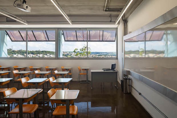 Nas salas de aula, grandes janelões permitem a ventilação, ao mesmo tempo em que protegem os alunos do sol (Foto: Rafela Netto / Divulgação)